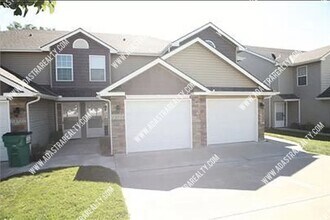 Building Photo - Spacious 3 Bedroom/2.5 Bath Townhome in Platte City-Available in JULY!!