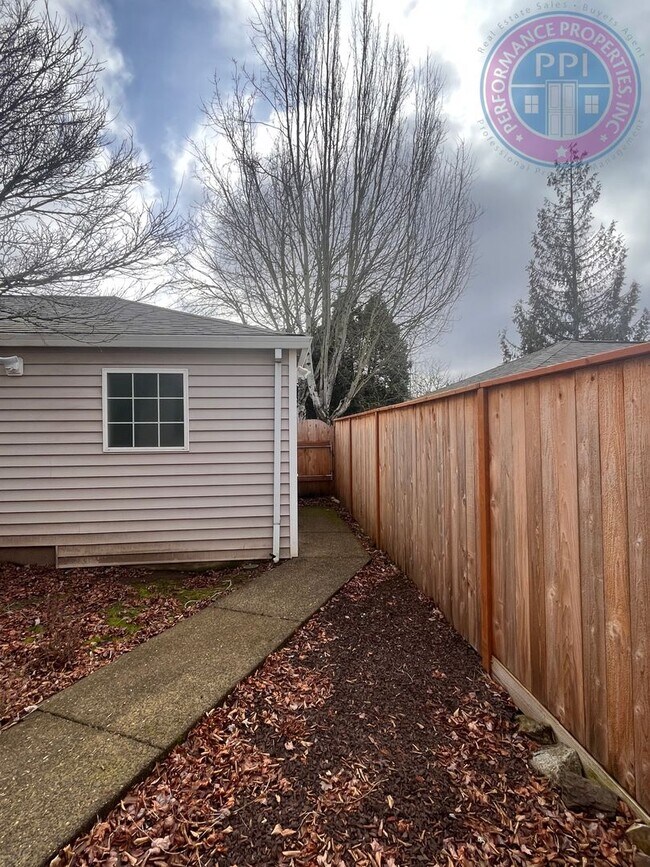 Building Photo - Beautiful Village Townhome!! Double Garage- Great Sunnyside Location!! Pet Friendly Princeton Vil...