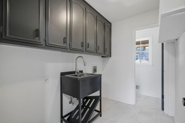 Building Photo - 2751 Cedarbrook Dr