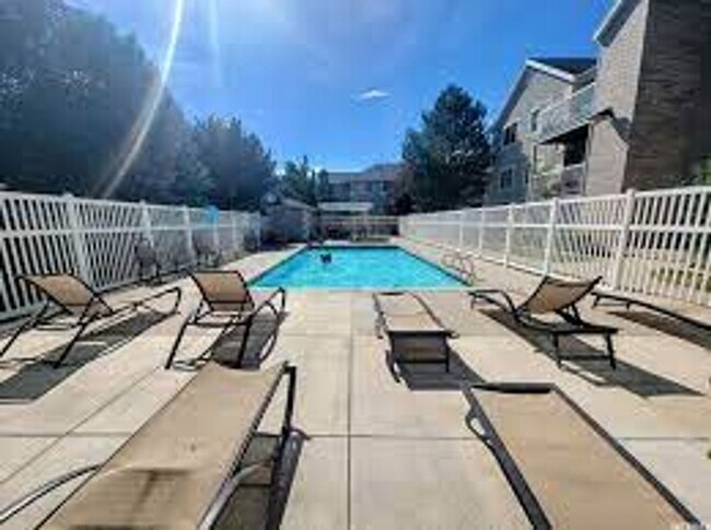Building Photo - 3 Bedroom Top Floor Orem Condo w Awesome Amenities!