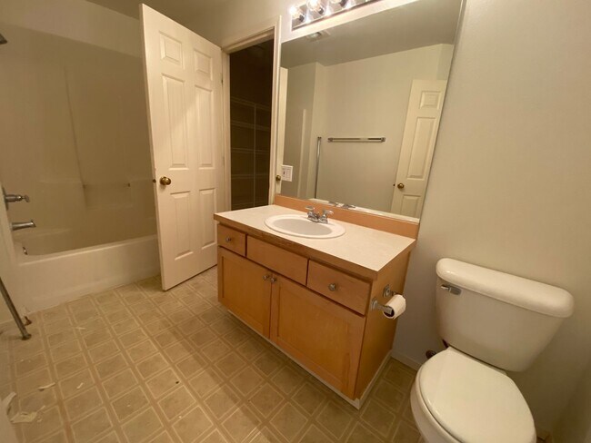 Building Photo - Spacious 4 bedroom 2.5 traditional house