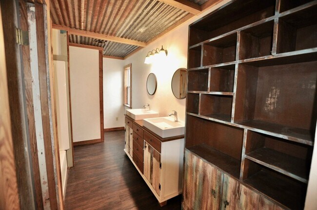 Building Photo - COMING SOON - FOR LEASE! Hard to Find Hors...