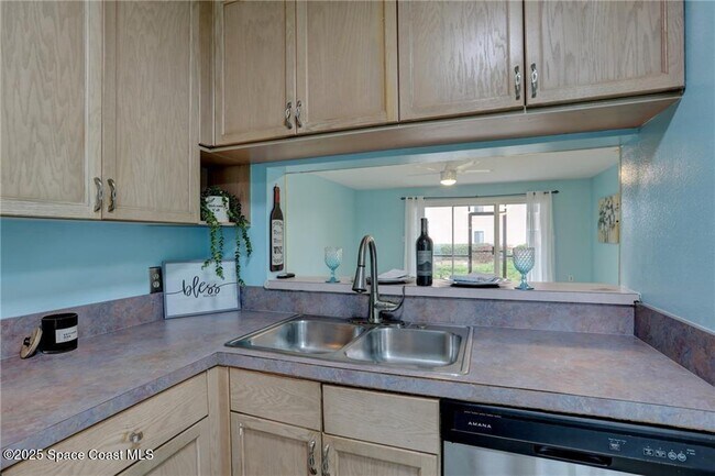 Building Photo - 9626 Riverside Dr