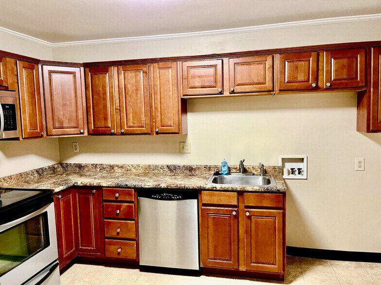 Building Photo - 765 Stinchcomb Dr