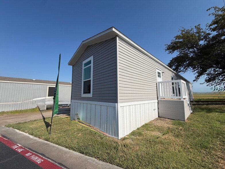Building Photo - 709 N Collins Fwy