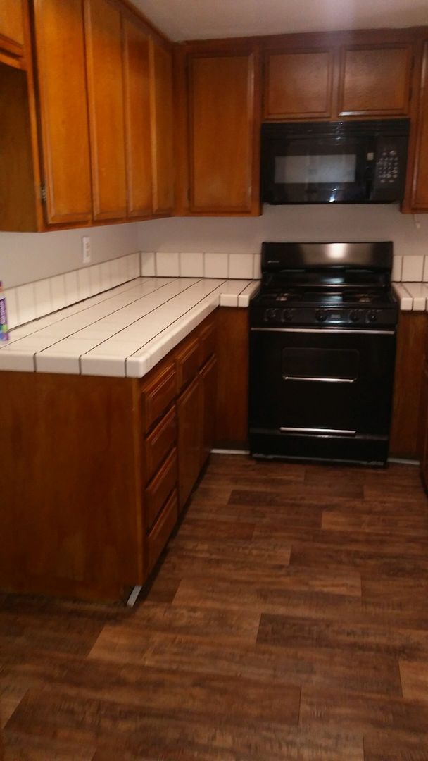 Building Photo - 2 bedroom 2 bathrooms Available NOW