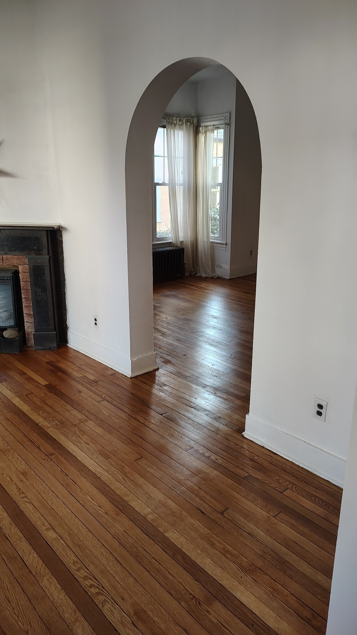 ENTRY TO THE DINING ROOM FROM THE LIVING ROOM - 4 Edmarth Pl