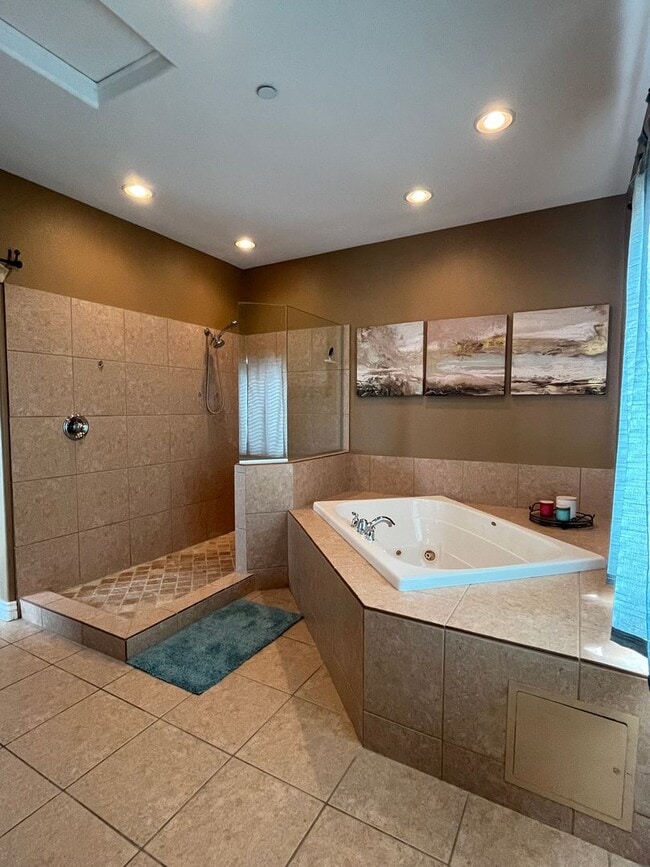 Building Photo - WINTER VACATION RENTAL - 3 Bedroom/3 Bath Condo