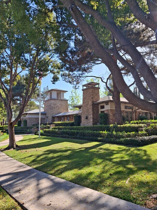 Building Photo - Beautiful Home in the Heart of it all. MUST SEE!