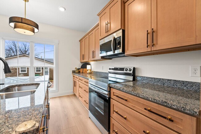 Building Photo - LUXURY Townhome in Winchester....