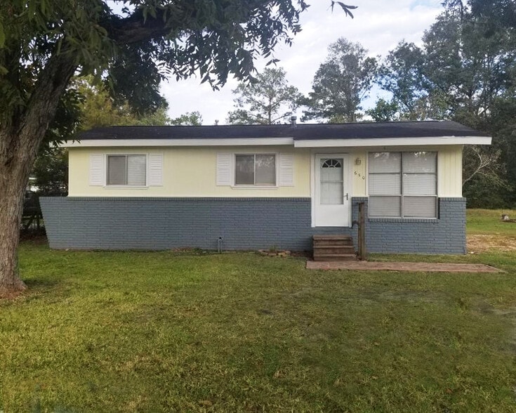 Front of House - 650 S E RR Ave
