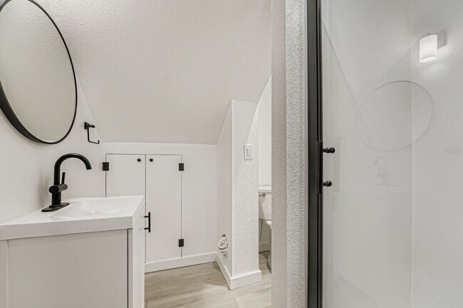 Building Photo - Shorewood Place 1035