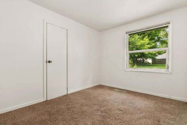 Building Photo - 1210 Blaine Dr