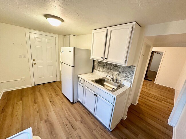 Building Photo - 100.5 E Middle St