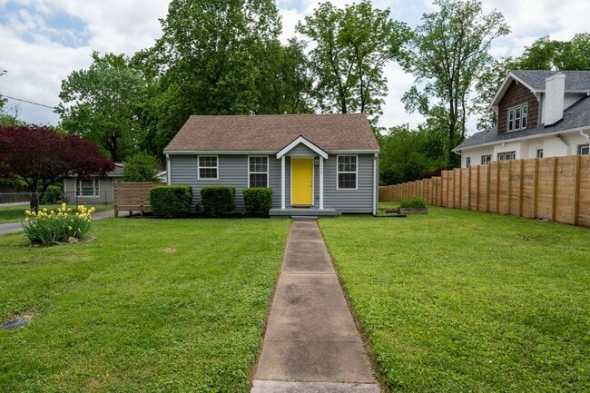 Building Photo - LOOK NO FURTHER THAN THIS INGLEWOOD CHARMER!