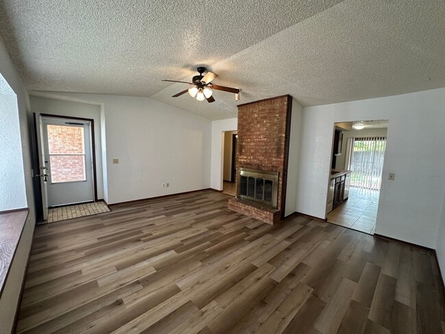 Building Photo - 2 Bedroom 1.5 Bath