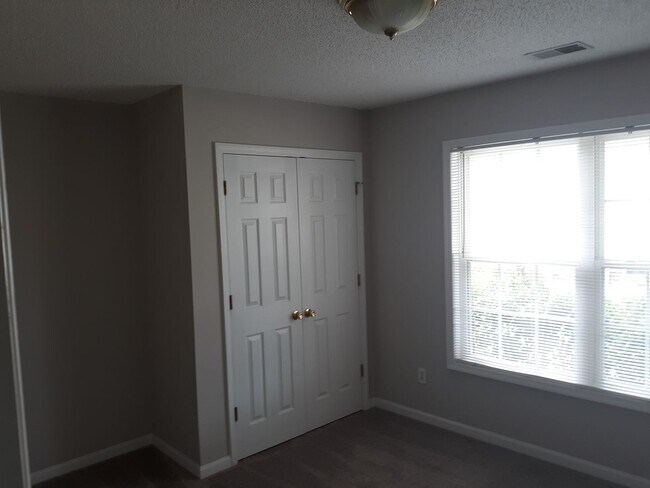 Building Photo - Charming Home in Northeast Columbia - Less...