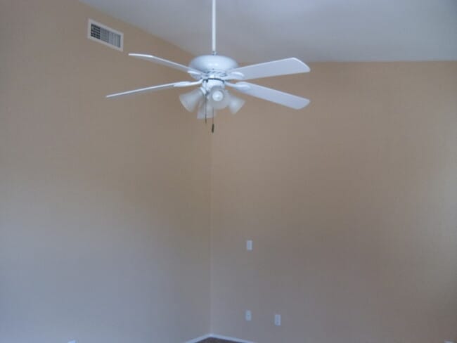 Building Photo - 3 bed 2 bath single level house in core Ch...