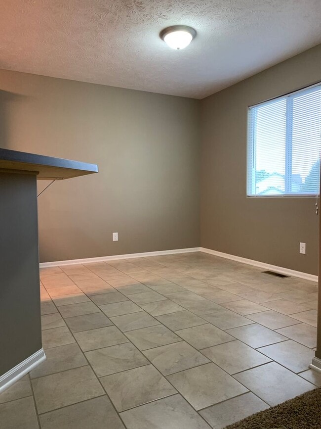 Building Photo - Spacious 3 bedroom/ 3 bath ranch townhome