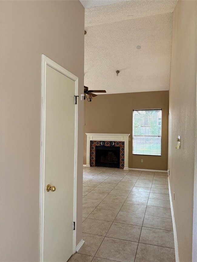 Building Photo - 2216 Quiet Wood Dr