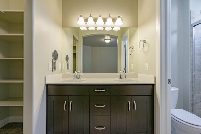 Building Photo - 3 Bedroom Townhome in Hidden Valley with C...