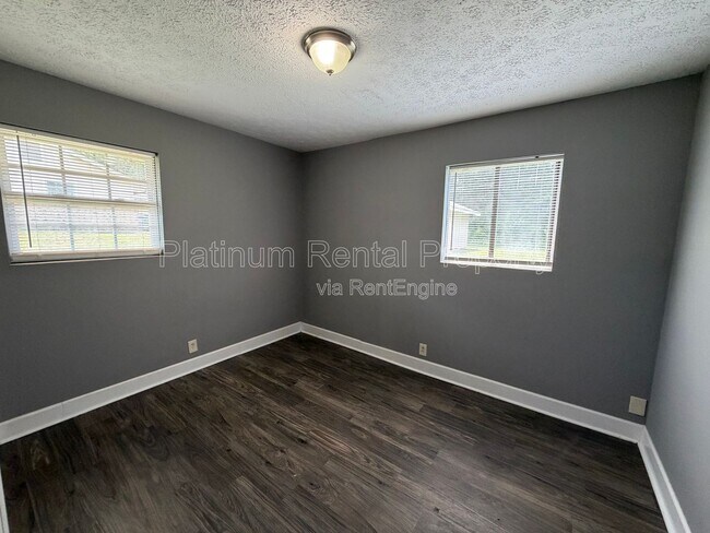 Building Photo - 1502 Waverly Way
