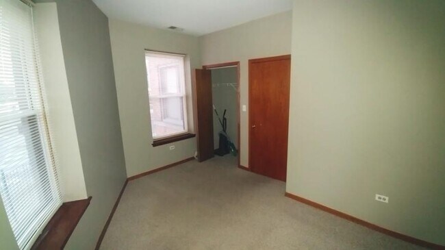 Building Photo - 1 bedroom in Chicago IL 60640