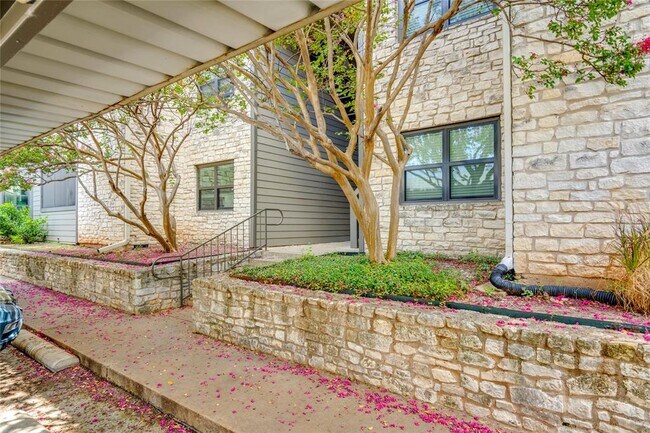 Building Photo - 1510 W N Loop Blvd