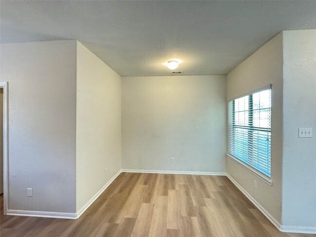 Building Photo - 7906 Emerald Oak Dr