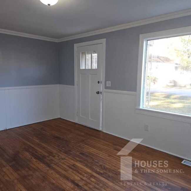 Building Photo - 7 Edwards St