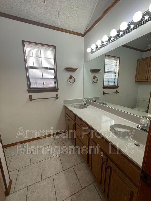 Building Photo - 712 West 119th Pl S