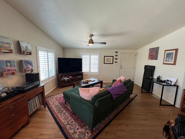 Building Photo - NICE HOME IN THE FOOTHILLS!
