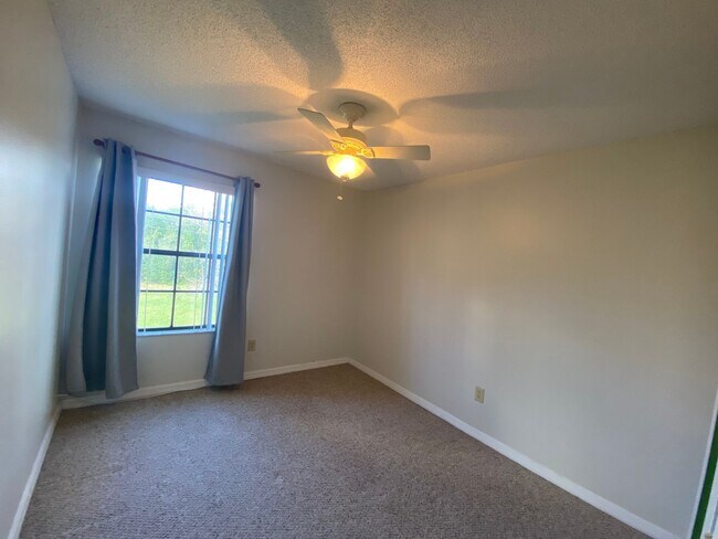 Building Photo - 3/2.5 IN BEACON HILL WITH BRICK FIREPLACE
