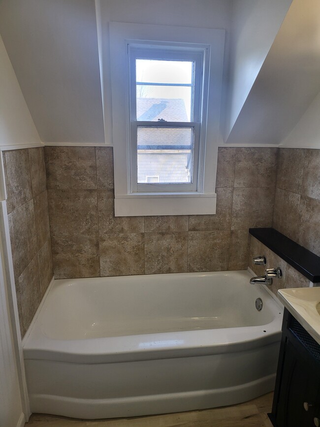 SECOND FLOOR BATH - 915 N Main St