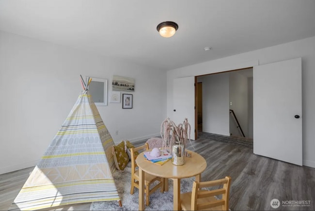 Building Photo - 4 Bed + Bonus Room, 2.5 Bath Home in Coyote Ridge w/ Park Access & Garage!