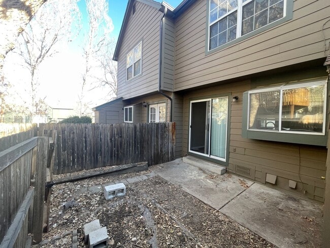 Building Photo - 2 Bedroom 2 Bathroom Townhouse Near Quincy and Buckley!! **Special**
