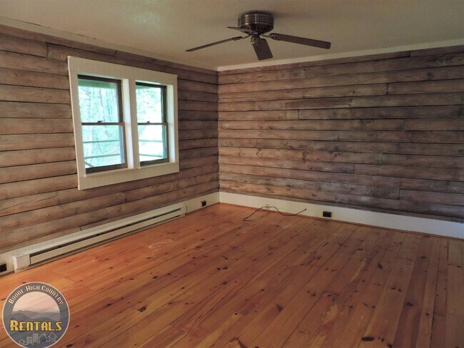 Building Photo - Log Home in Alpine Acres