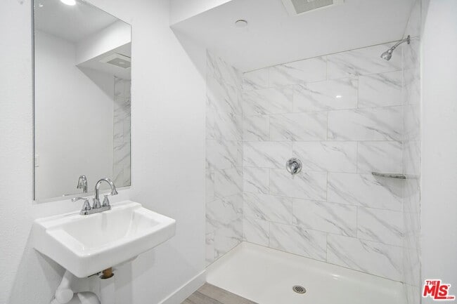 Building Photo - 3221 W 71st St