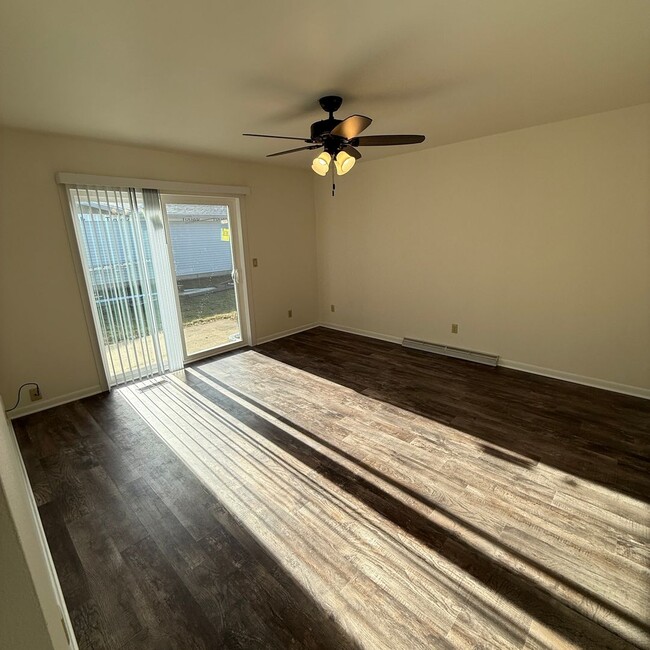 Building Photo - 213-217 N Thompson Rd