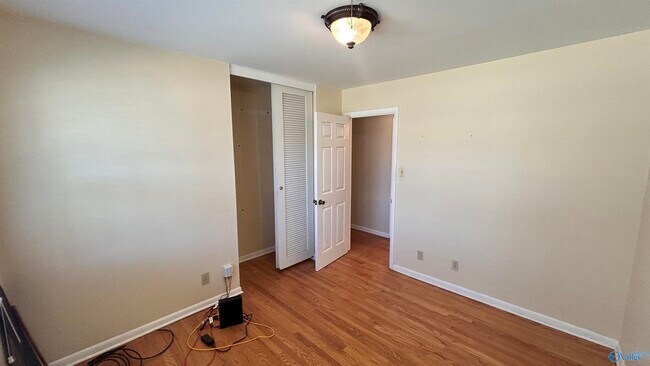 Building Photo - 2106 Giles Dr NE