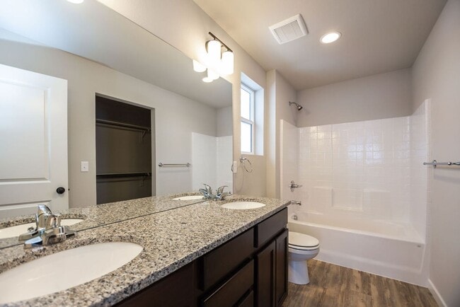 Building Photo - Beautiful Home in Mosaic Neighborhood