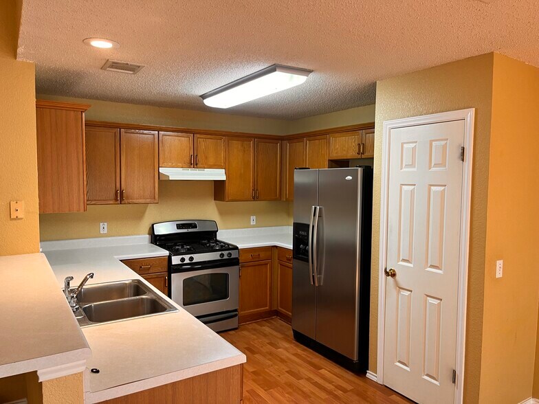 Kitchen - 8106 Hawick Dr