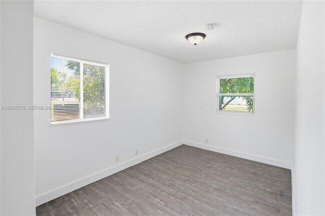 Building Photo - 921 NW 5th Ave