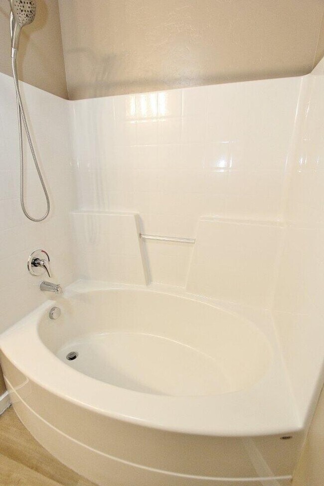 Building Photo - Spacious Single-Level Home on Cul-De-Sac