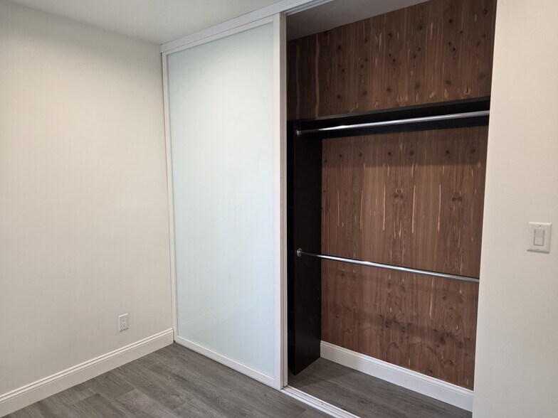 Building Photo - 425 Western Ave