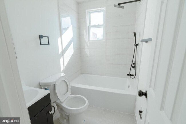 Building Photo - 413 Kennedy St NE