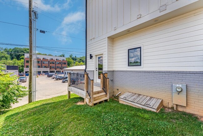 Building Photo - 904 Phillips Ave