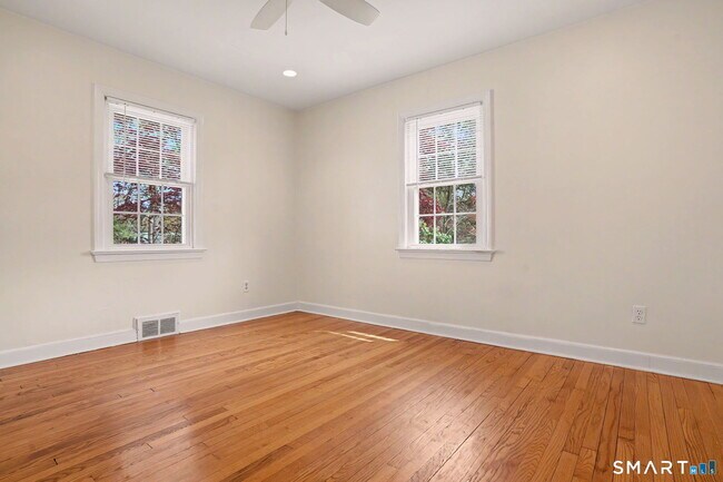 Building Photo - 32 Crescent Dr