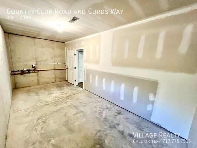 Building Photo - 705 Country Club Rd