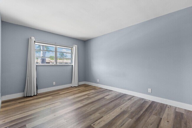 Building Photo - 8406 W Sample Rd